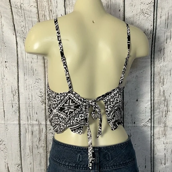 Express Black & White Geometric Pattern Halter Style Crop Top Sz Medium NWT - Picture 3 of 5
